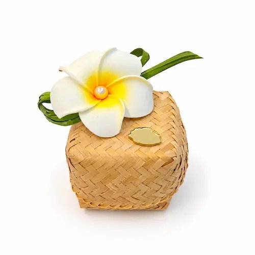 Panier tressé décoré – Image 1